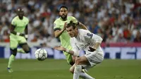 Pemain Real Madrid, Gareth Bale (kanan) beraksi saat membela klubnya bersua Manchester City, di Stadion Santiago Bernabeu (4/5/2016). Bale harus berpikir keras untuk menaklukkan kiper Atletico Madrid, Jan Oblak, pada laga final Liga Champions 2015-2016, a