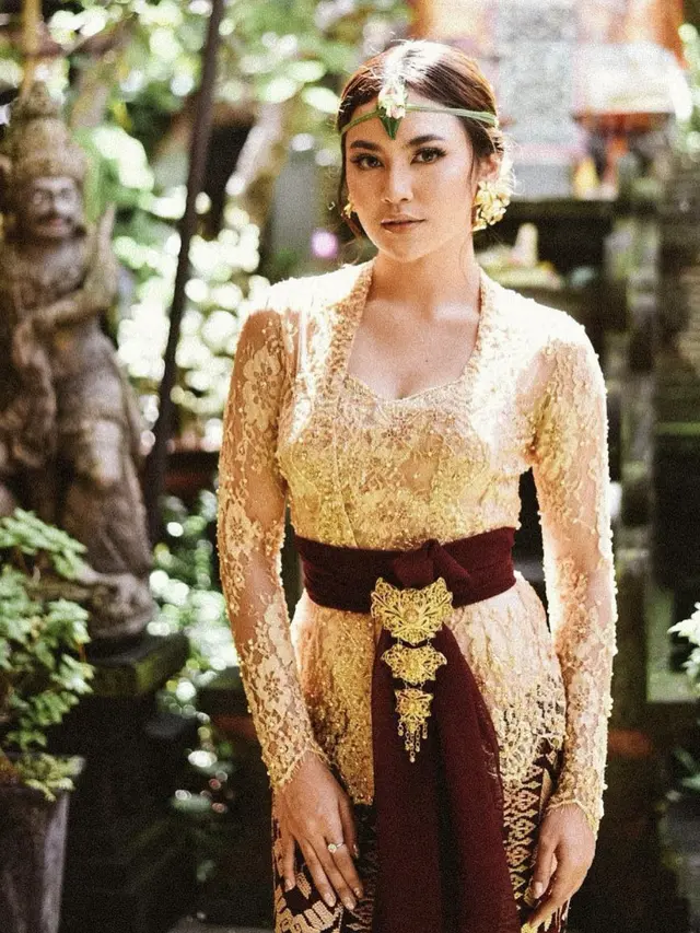 Mahalini dengan Kebaya Bali