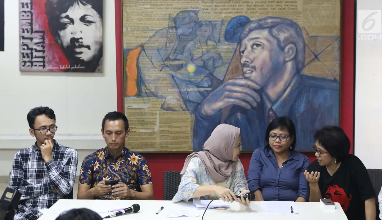 Sejumlah aktivis yang tergabung dalam Koalisi Keadilan untuk Munir saat menyampaikan keterangan bersama terkait 15 tahun terbunuhnya aktivis HAM Munir di Jakarta, Jumat (6/9/2019). Mereka mendesak pemerintah tegas dan serius menuntaskan kasus Munir. (Liputan6.com/Helmi Fithriansyah)