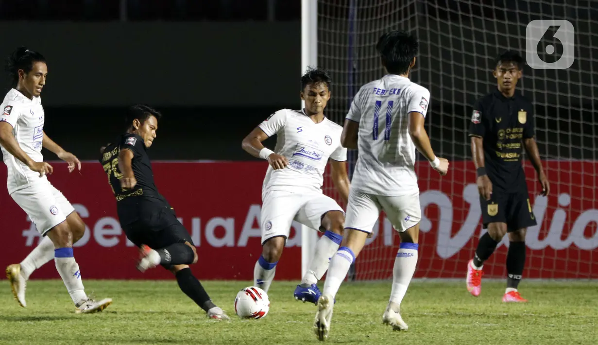 Pemain PSIS Semarang Fandi Eko Utomo (dua kiri) menendang bola ke gawang Arema FC dalam pertandingan babak penyisihan Grup A Piala Menpora 2021 di Stadion Manahan, Solo, Selasa (30/3/2021). Arema FC kalah 2-3. (Bola.com/Ikhwan Yanuar)