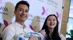Akshay berjenis kelamin laki-laki dan lahir secara normal dengan berat 2,9 kg dan tinggi 48 cm di Brawijaya Hospital Saharjo, Tebet, Jakarta Selatan. (Kapanlagi.com/Muhammad Akrom Sukarya)
