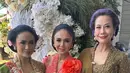 Terlihat pula Rosiana Silalahi yang mengenakan kebaya kutubaru brokat warna hijau lime yang dipadukan selendang warna senada.  [@krisdayantilemos].