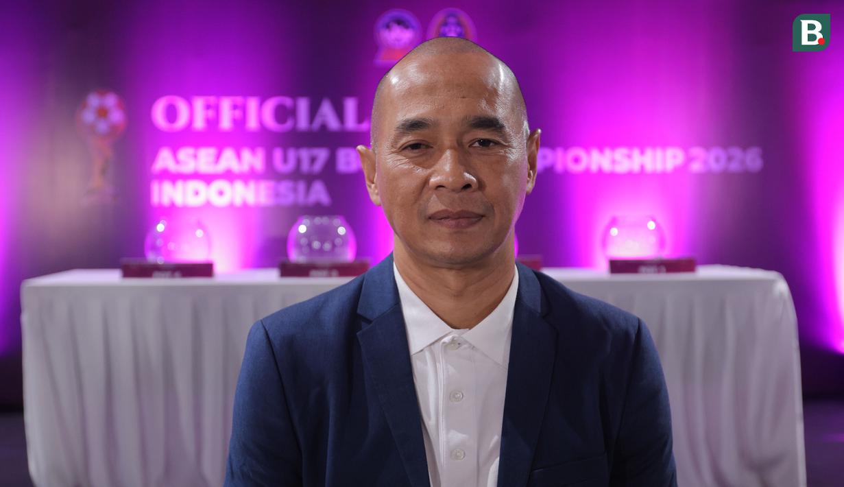 Pelatih kepala Timnas Indonesia U-17, Kurniawan Dwi Yulianto berpose setelah acara pengundian Piala AFF U-17 2026 yang berlangsung di SCTV Tower Lt 8, Senayan, Jakarta pada Jumat (06/03/2026). Timnas Indonesia U-17 tergabung ke dalam Grup A bersama Vietnam, Malaysia, dan Timor Leste. (Bola.com/Bagaskara Lazuardi)