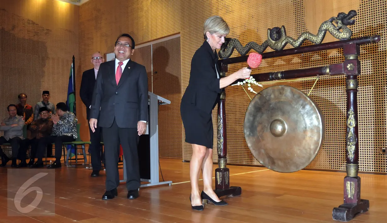 Menlu Australia Julie Bishop memukul gong sebagai tanda diresmikannya Kedubes Australia yang baru di Jalan Patra, Kuningan, Jakarta, Senin (21/3/2016). Kedubes Australia di Jakarta ini adalah Kedubes Australia terbesar di dunia. (Liputan6.com/JohanTallo)