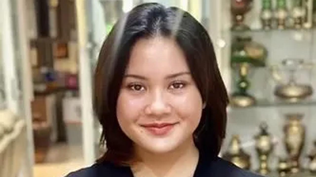 Bukan hanya Adam saja yang berulang tahun. Gadis cantiknya yang bernama Nisa Elysia juga baru saja genap berusia 20 tahun.<br>