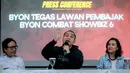 Berdasarkan hasil penelusuran, pelaku menggunakan metode sederhana namun sistematis dengan menggunakan dua perangkat telepon genggam. Perangkat pertama digunakan untuk memutar tayangan resmi, sementara yang kedua menyorot layar pertama dan disiarkan kembali melalui siaran langsung di akun TikTok pelaku pembajakan. (Bola.com/Bagaskara Lazuardi)