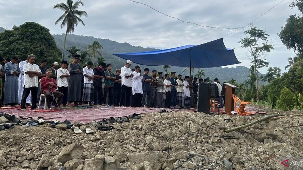 Keteguhan Warga Agam Rayakan Shalat Idul Fitri di Lapangan Pasca Galodo