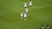 Penyerang Senegal, Boulaye Dia berselebrasi dengan rekan setimnya setelah mencetak gol ke gawang Qatar pada pertandingan grup A Piala Dunia 2022 di Stadion Al Thumama di Doha, Qatar, Jumat (25/11/2022). Senegal menang atas tuan rumah Qatar dengan skor 3-1. (AP Photo/Ariel Schalit)