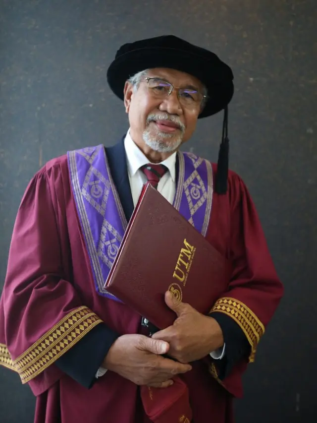 Kisah perjuangan pria 71 tahun meraih gelar doktor selama 6 tahun.