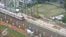 Pemandangan dari atas, pekerja tengah mengerjakan proyek jalur kereta Api Bandara di Jakarta, Rabu (28/12). PT Kereta Api Indonesia menyatakan bahwa pembangunan Kereta Bandara Internasional Soekarno-Hatta masih sesuai rencana. (Liputan6.com/Angga Yuniar)