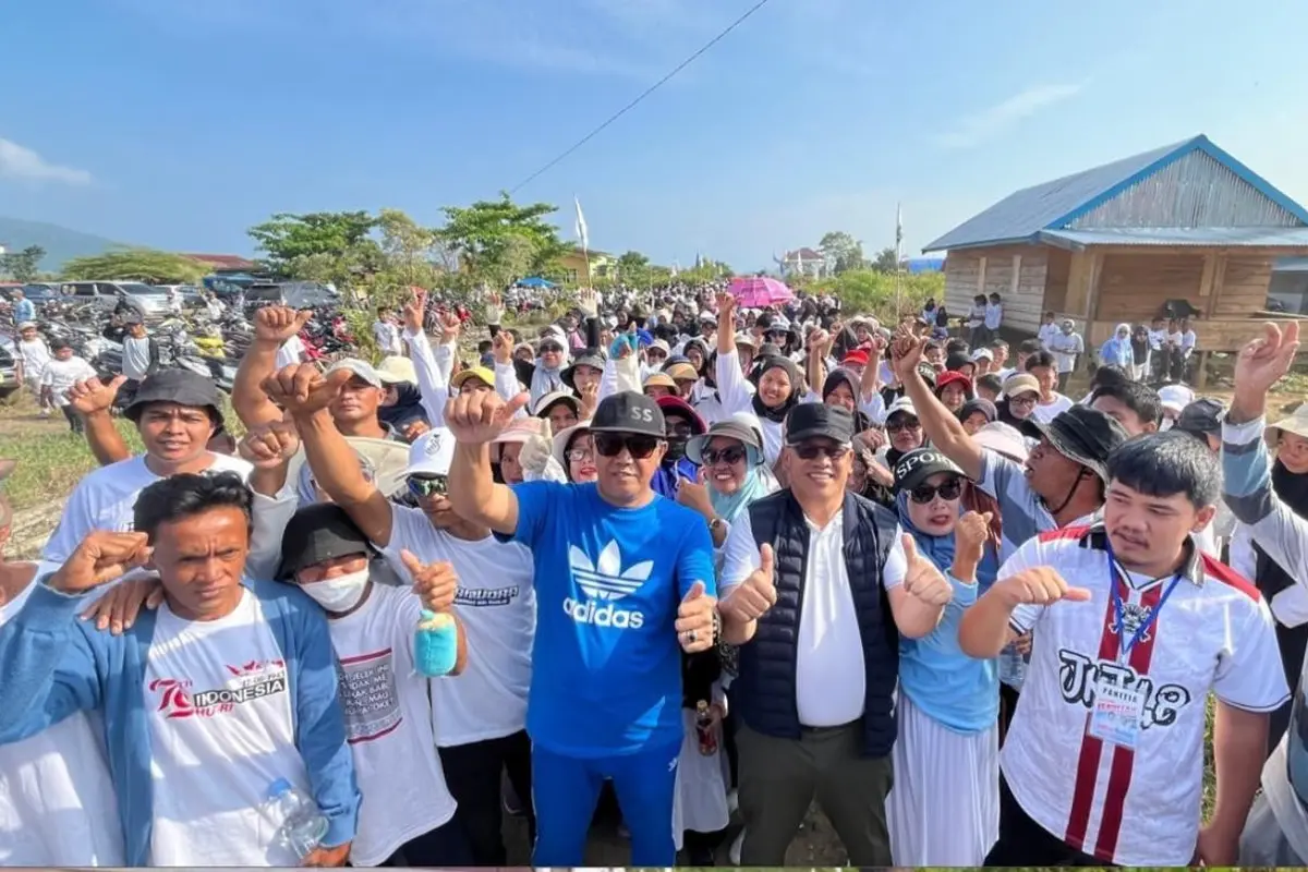 Pasangan calon bupati dan wakil bupati Luwu Timur, Isrullah Achmad dan Usman Sadik melakukan sosialisasi  program melalui jalan sehat.