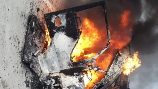 Mobil yang terbakar akibat kecelakaan di Tol Madiun-Nganjuk KM 631 pada Kamis, 3 Desember 2020 (Foto: Dok Istimewa)