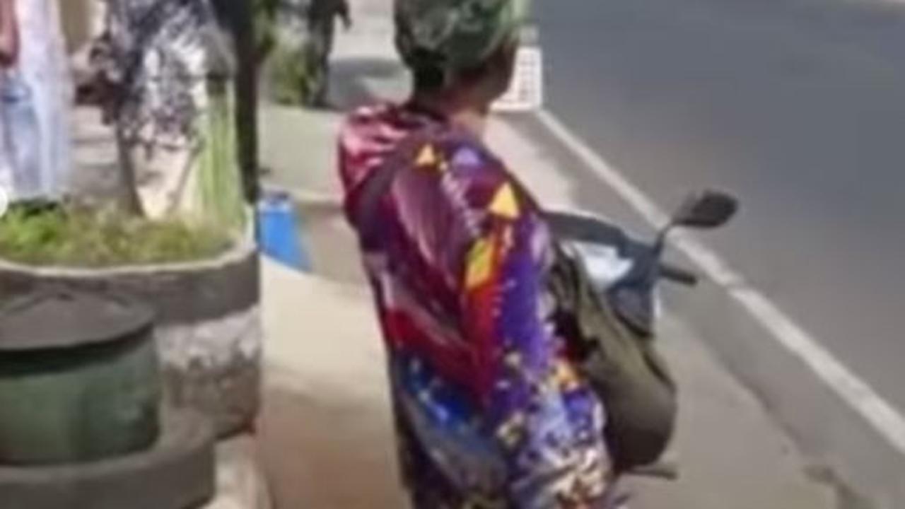 Keanehan mulai muncul setelah si pembuat video menggeser arah kameranya. Sesekali ia memanggil laki-laki itu dengan sebutan Cak Son agar mau menghadap ke kamera.