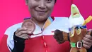 Atlet ParaCycling, Ni Kadek Karyadewi memperlihatkan medali perunggu nomor Womens H2-4 Individual Time Trial Road Race Asian Para Games 2018 usai prosesi pengalungan medali di Sirkuit Sentul, Bogor, Senin (8/10). (Liputan6.com/Helmi Fithriansyah)