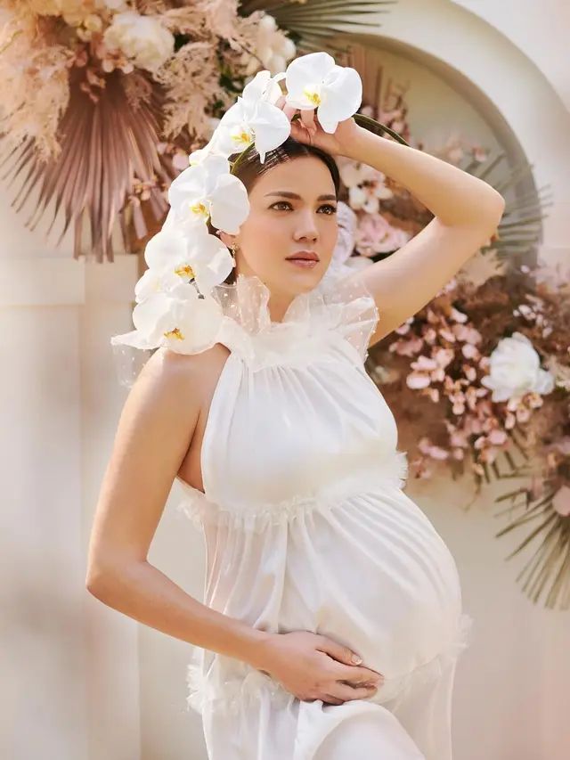Jelang Melahirkan, Ini 7 Potret Maternity Shoot Alice Norin Bernuansa Bunga