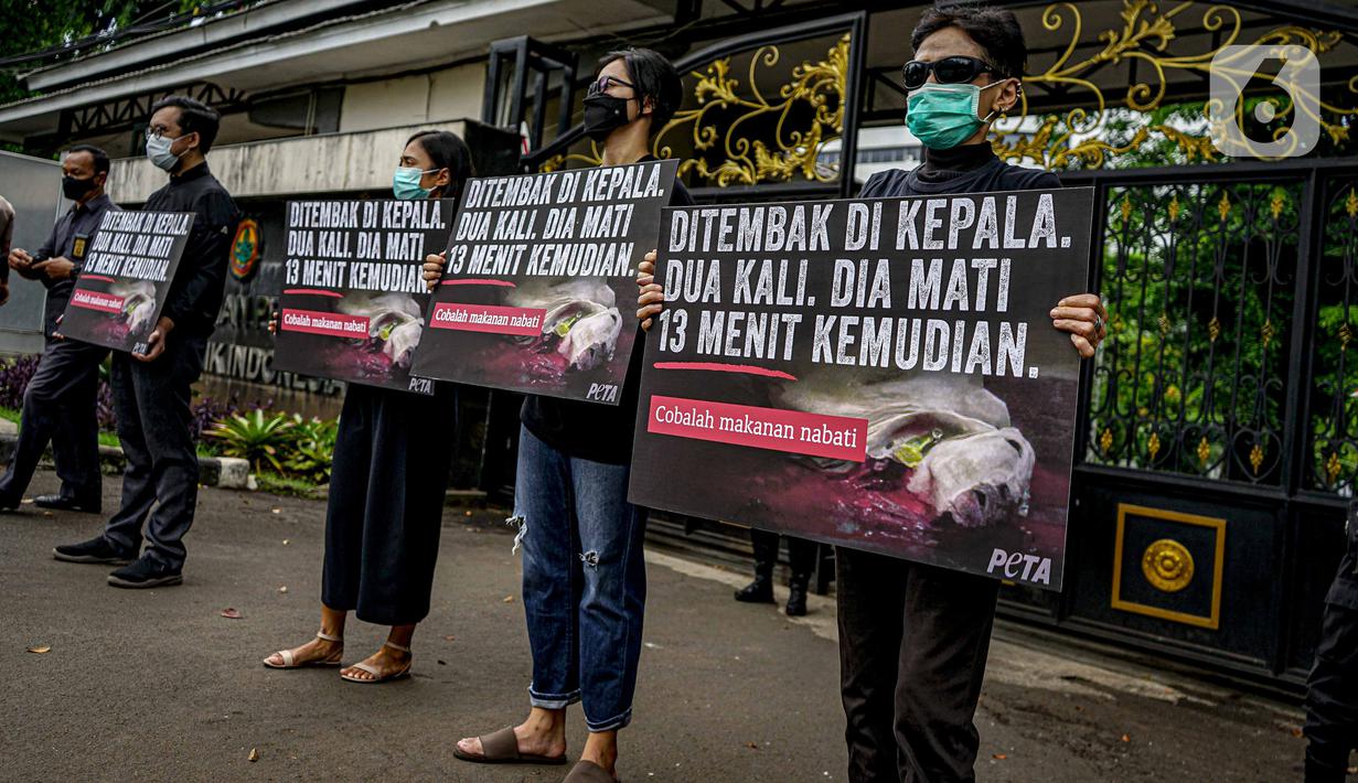 Aktivis dari PETA melakukan aksi mengecam pemotongan sapi di depan Kementerian Pertanian, Jakarta, Kamis (11/11/2021). Mereka meminta publik menjadi vegan dengan menolak mengkonsumsi daging sapi karena menemukan kejanggalan beberapa rumah potong hewan (RPH) di Indonesia. (Liputan6.com/Faizal Fanani)