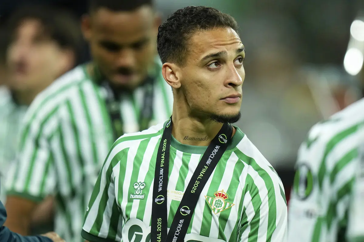 Foto: Kecewanya Antony dan Kolega setelah Real Betis Gagal Juara di Conference League