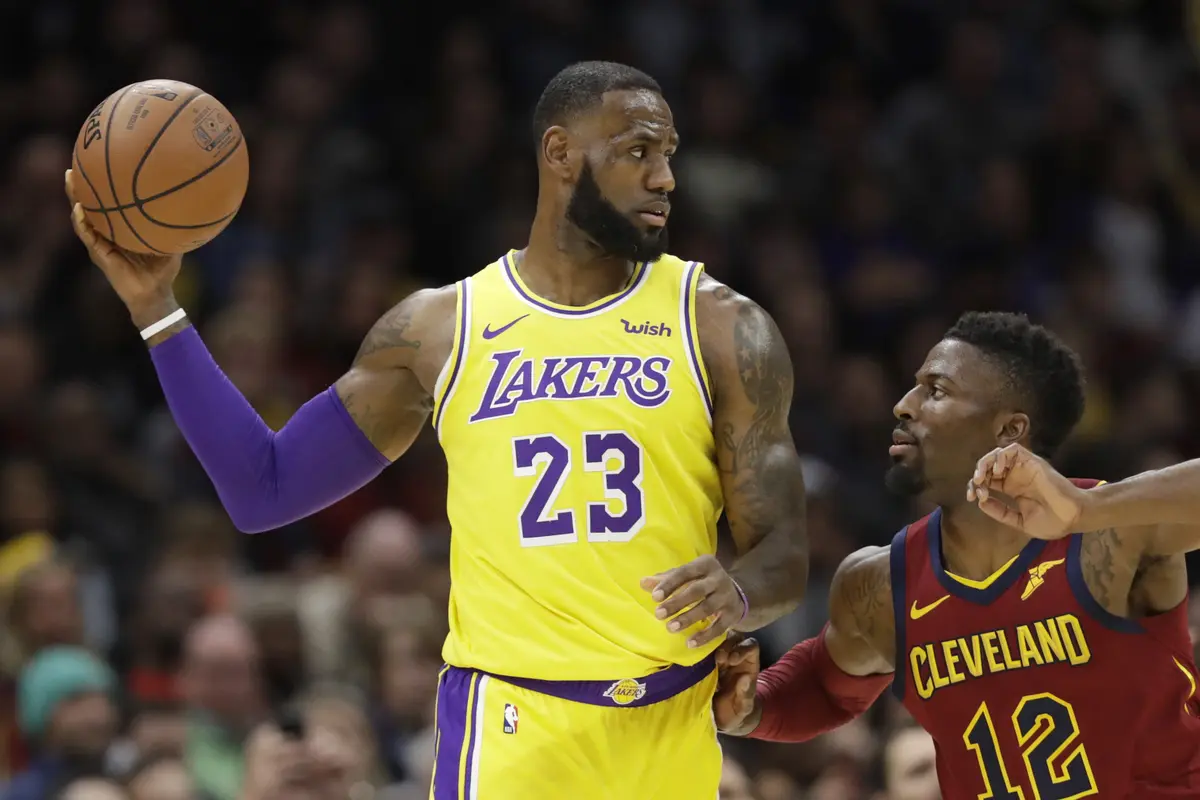 Aksi LeBron James kala Lakers mengunjungi markas Cavaliers di ajang NBA