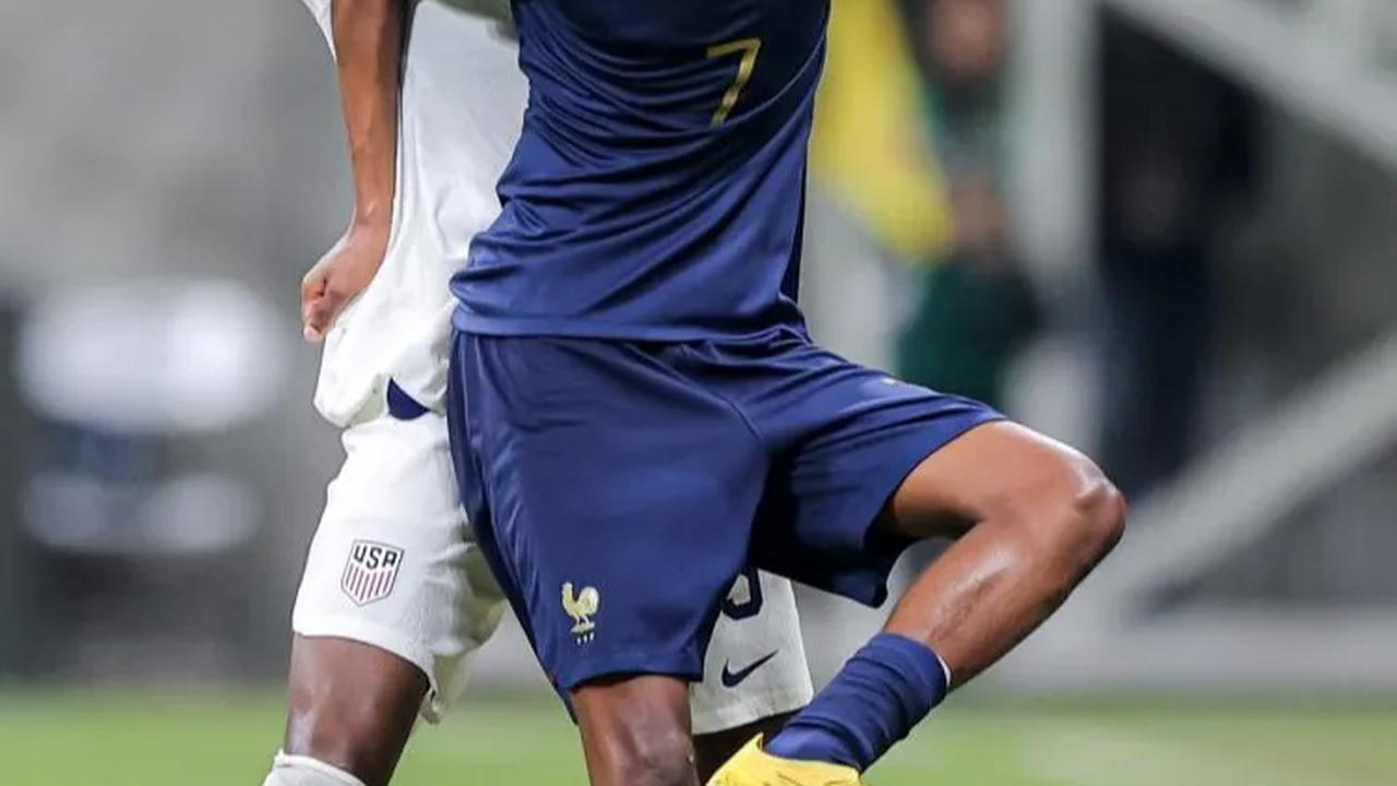 Empat menit berselang, Prancis kembali menambah gol.