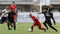 Gelandang Persija Jakarta, Riko Simanjuntak, berusaha melewati pemain PSIS Semarang pada laga Liga 1 di Stadion Patriot, Bekasi, Minggu (15/9). Persija menang 2-1 atas PSIS. (Bola.com/M Iqbal Ichsan)