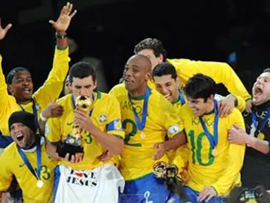 Selebrasi para pemain Brasil bersama trofi setelah mengalahkan AS dalam partai final Piala Konfederasi pada 28 Juni 2009 di Stadion Ellis Park, Johannesburg. Brazil won 3-2. AFP PHOTO/ALEXANDER JOE