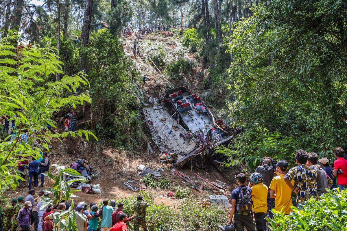 Kecelakaan Tragis Bus Penuh Sesak Terjun ke Jurang di Sri Lanka