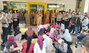Krisis air mendorong emak-emak Sukabumi protes ke Dinas PU. (Liputan6.com/ Fira Syahrin)