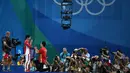 Sejumlah awak media saat mengabidakan momen bahagia Atlet loncat indah Putri asal Tiongkok, He Zi dan kekasihnya Qin Kia di atas panggung, saat pengalungan medali perak pada Olimpiade 2016 di Rio de Janeiro, Brasil, (14/8). (REUTERS/Marcos Brindicci)