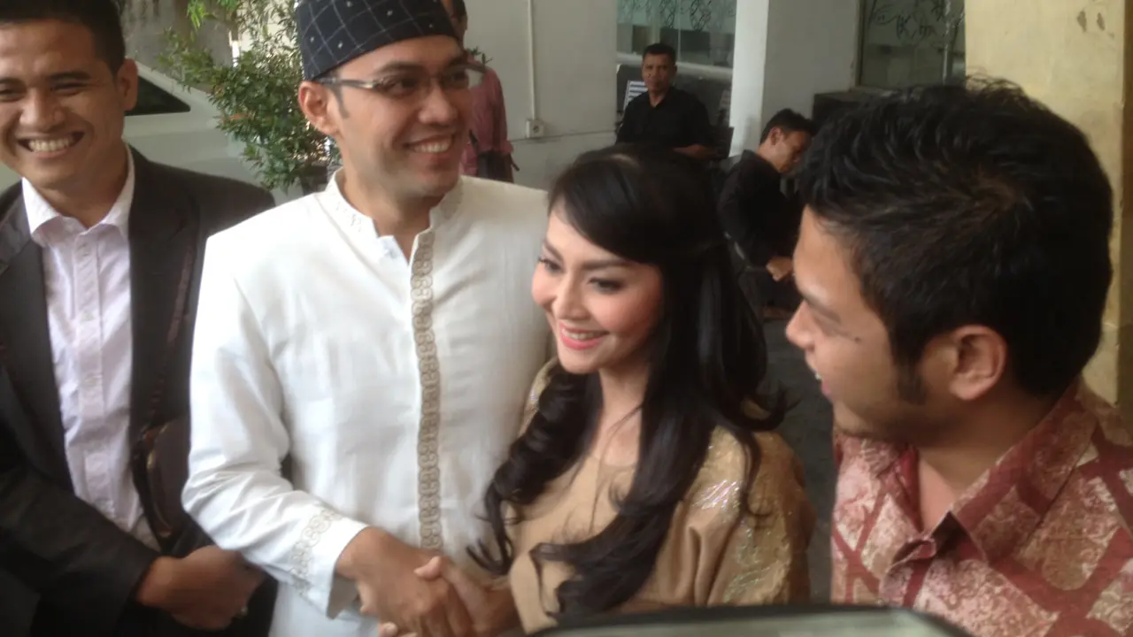Sandy Cium Kening Tessa Sebelum Sidang Cerai
