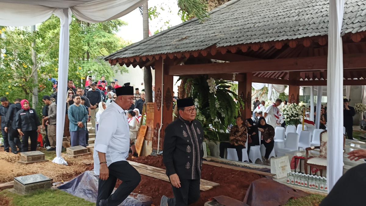 Pramono Anung dan Rano Karno Tiba di TPU Karet Bivak Jelang Pemakaman Guruh