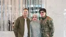 Meski begitu, keduanya mengenakan busana dengan gaya khas masing-masing. Aurel Hermansyah memilih kebaya kartini yang dipadukan dengan rok tulle warna senada. [@aurelie.hermansyah/@aaliyah.massaid].