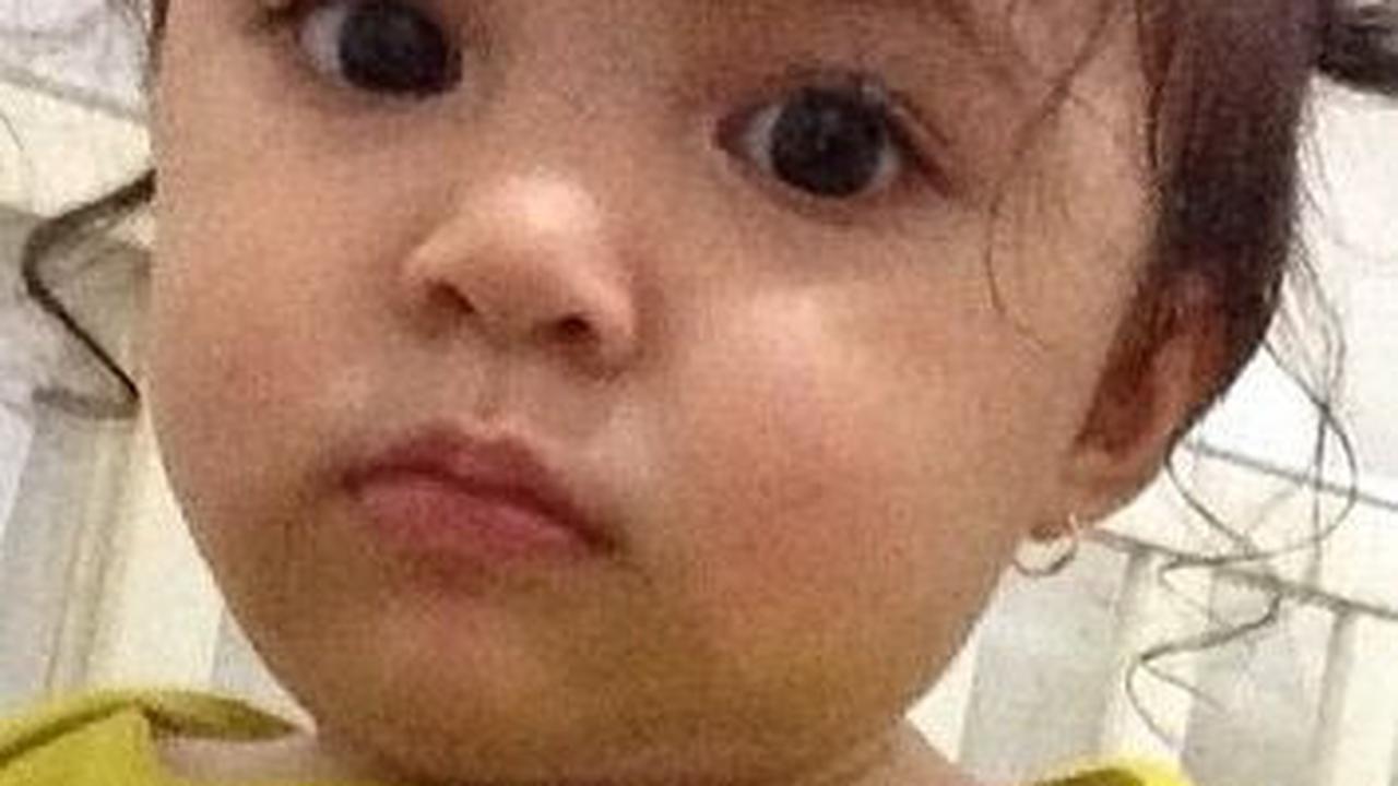 Gadis pemilik nama lengkap Sienna Ameerah  juga terlihat bak bule semasa balita. Tampak kulitnya yang putih dengan rambut pirang.