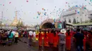 Ratusan balon dilepaskan dalam upacara pembukaan festival air tradisional di Yangon, Myanmar (13/4). Festival tahunan ini digelar untuk menyambut tahun baru khas Myanmar. (AP Photo/Thein Zaw)