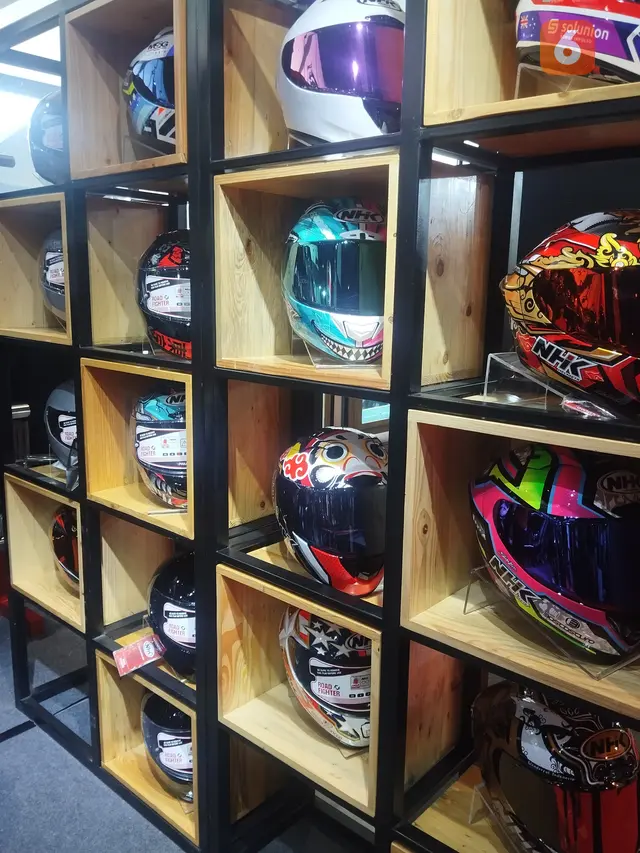 Display Helm di pameran IMHAX 2024