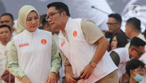 Saat kampanye akbar pertamanya di Kawasan Cengkareng, Ridwan Kamil ditemani istrinya, Atalia Praratya. (Liputan6.com/Herman Zakharia)