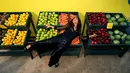 Salma Hayek berpose di atas buah saat menghadiri pemutaran perdana film "Sausage Party" di Los Angeles, California AS (9/8). Aktris 49 tahun ini mengisi suara Teresa Taco dalam film "Sausage Party". (REUTERS/Mario Anzuoni)