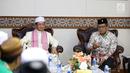 Suasana pertemuan Sekjen PDIP Hasto Kristiyanto (kanan) dengan Imam Besar Masjid Istiqlal Prof Nasaruddin Umar di Masjid Istiqlal, Jakarta, Rabu (11/4). Turut hadir pula jajaran pengurus Baitul Muslimin Indonesia (Bamusi). (Liputan6.com/Pool/Joan)