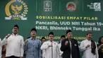 Ketua Umum Partai Kebangkitan Bangsa (PKB) Muhaimin Iskandar (tengah) bersama pengurus DPP PKB dan anggota fraksi PKB DPR RI saat membuka Final Musabaqoh Kitab Kuning di Kantor DPP PKB, Jakarta, Kamis (29/11). (Merdeka.com/Iqbal S. Nugroho)