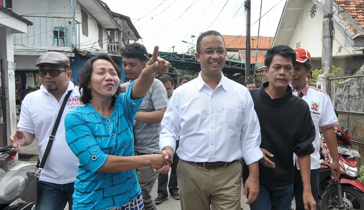 Cagub DKI Jakarta, Anies Baswedan ketika mengunjungi pemukiman warga di Jalan Kali Krukut Lio, Jakarta Barat, Kamis (3/11). Kepada warga, Anies berjanji memprioritaskan penataan wilayah tanpa melanggar prinsip kemanusiaan. (Liputan6.com/Yoppy Renato)