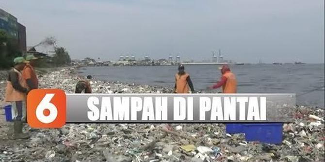Tumpukan Sampah Penuhi Pesisir Pantai Cilincing