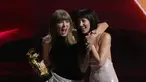 Taylor Swift menerima penghargaan Video of the Year untuk lagu “The Fate of Ophelia” dalam ajang MTV Video Music Awards (VMAs) 2026 di Peacock Theater, Los Angeles, Amerika Serikat, Minggu (27/9/2026) waktu setempat. (AP Photo/Chris Pizzello)