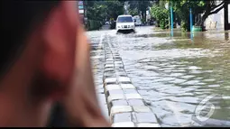 Genangan air banjir yang terjadi di Jalan Kemang Raya mengakibatkan arus lalu lintas menjadi terganggu sejak semalam. , Jakarta, Minggu (27/7/2014) (Liputan6.com/Faizal Fanani)