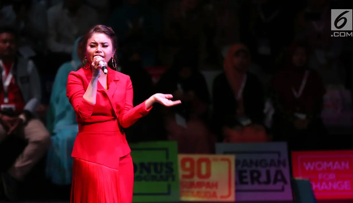 Penampilan Rossa selama acara Indonesia Young Entrepreneur Summit 2018 di Ciputra Artpreneur World, Jakarta, Minggu (28/10). Rossa membawakan lagu Tegar, Ku Menunggu, Jangan Hilangkan Dia, Ayat Ayat Cinta, Pudar dan Sakura. (Liputan6.com/Fery Pradolo)