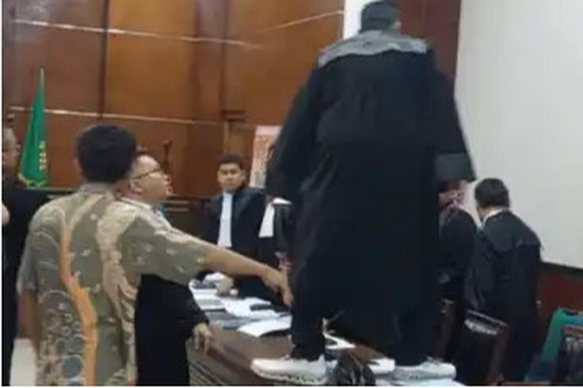 Firdaus Oibowo Naik Meja
