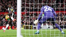 Pemain depan Newcastle United asal Swedia Alexander Isak (kiri) berusaha mencetak gol, tetapi gol tersebut dianulir selama pertandingan sepak bola Liga Primer Inggris antara Manchester United dan Newcastle United di Old Trafford di Manchester, Inggris barat laut, pada tanggal 30 Desember 2024.Darren Staples / AFP