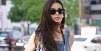 Sabrina Chairunnisa tampil menawan bagai ABG saat ke Korea. Ia kenakan one set denim on denim. [Foto: Instagram/ Sabrina Chairunnisa]