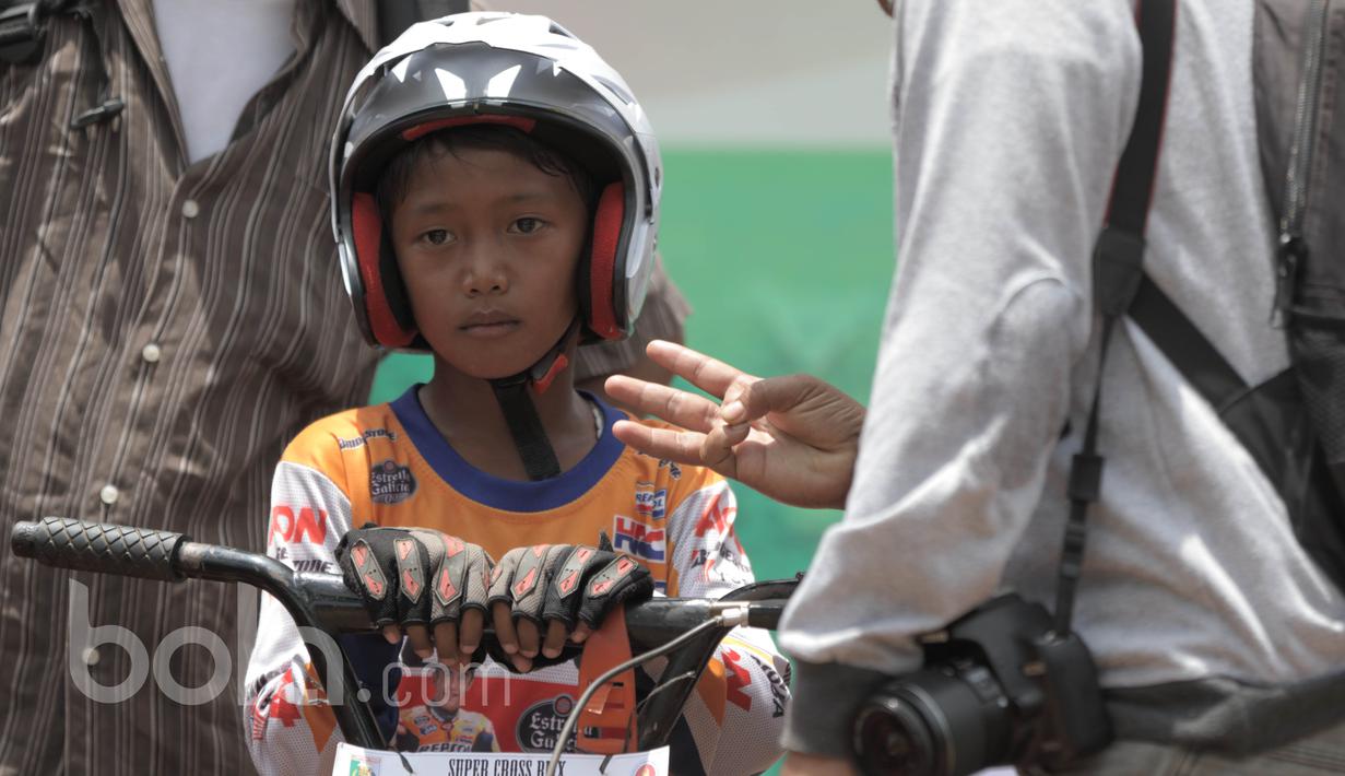 Pesepeda cilik kategori usia 8-10 tahun diberi nasihat oleh orang tuanya pada Festival BMX di kompleks Islamic Center, Sukada, Lampung, Minggu (19/3/2017) (Bola.com/Reza Bachtiar)