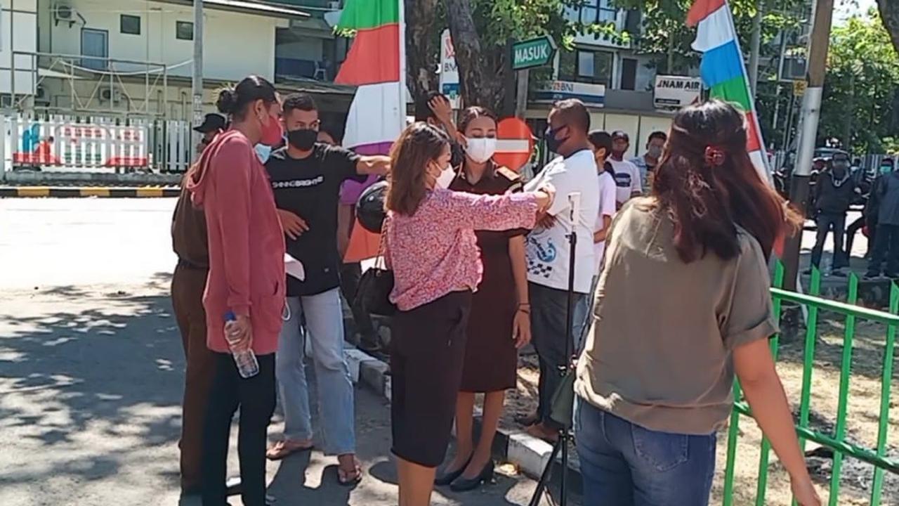 Calon penerima vaksin sedang melakuan pengukuran suhu di Kantor Kejaksaan Negeri Sikka, (Liputan6.com/ Dionisius Wilibardus)