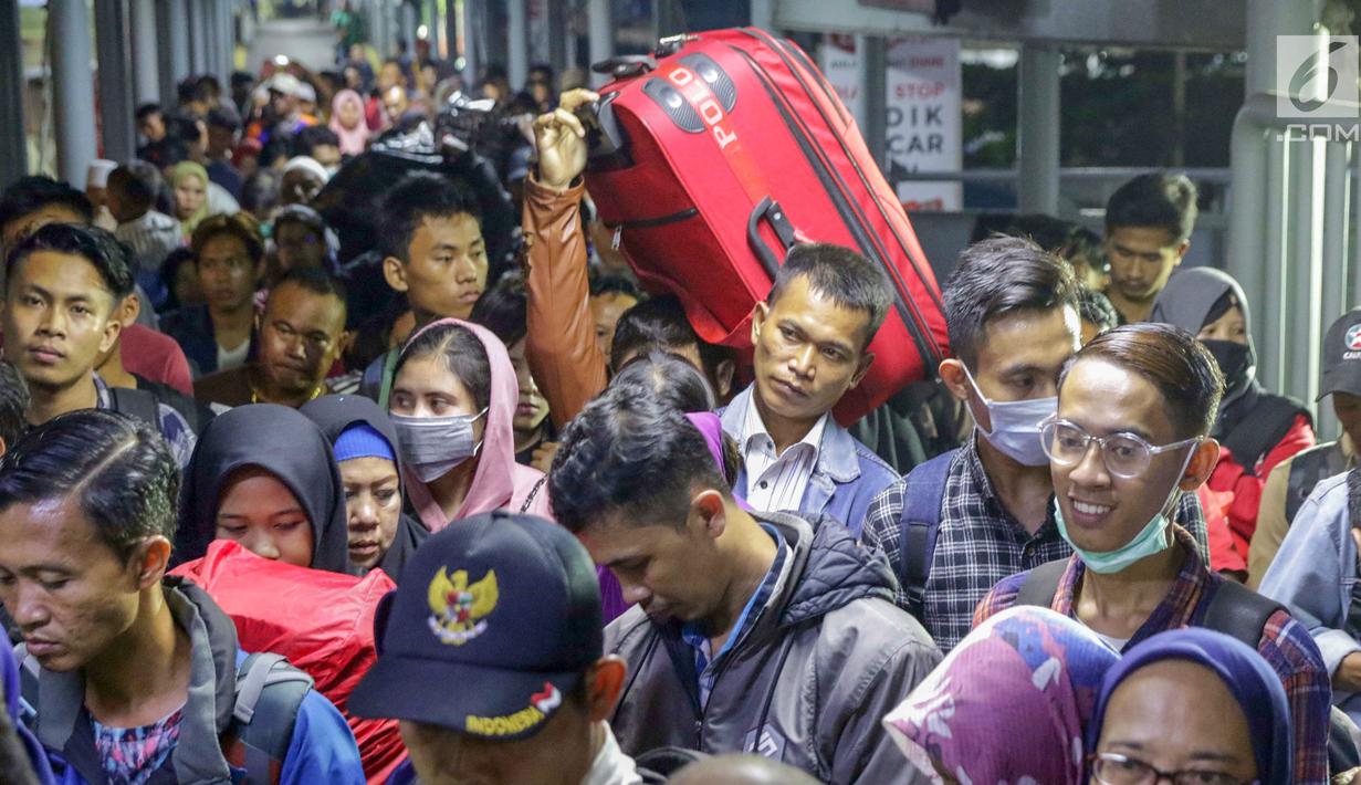 Pemudik antre saat memasuki kapal penyebrangan di Dermaga 1 Pelabuhan Penyebrangan Merak, Banten, Sabtu (1/6/2019). Hingga Sabtu (1/6) pukul 08.00 WIB, pemudik yang menyebrang dari pelabuhan Merak menuju Bakauheni mengalami peningkatan 30,1%. (Liputan6.com/Helmi Fithriansyah)