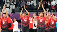 Tim bola voli putra Indonesia bertepuk tangan dihadapan penonton usai pertandingan babak perempat final bola voli putra Asian Games 2018, melawan Korea Selatan, di Volley Indoor Jakarta, Selasa (28/8). (Liputan6.com/Fery Pradolo)